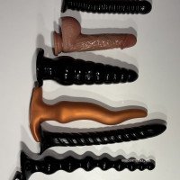 Søger kvinde til analplay med store dildoer, og analsex uden kondom