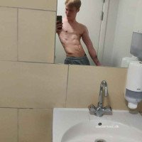 Ung fit fyr med 20cm til buttede tøser og MILF’s (i andre tøser er selvfølgelig også mere end velkommne 😜)