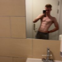 Ung fit fyr med 20cm til buttede tøser og MILF’s (i andre tøser er selvfølgelig også mere end velkommne 😜)