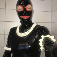 latex maid søger kvindelig latex partner