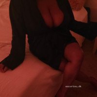 Brunna Første Gang I Holbæk centrum. Incall/outcall.Mød mig privat eller lad mig komme til dig.Jeg er super fræk og sexet. Kom og prøv den bedst kæresteoplevelse o